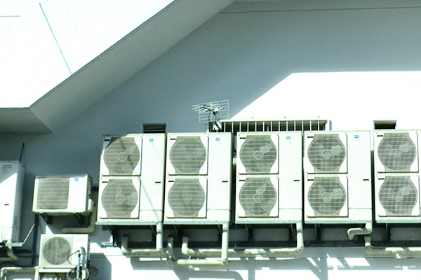工場や倉庫の暑さ対策と光熱費削減の必要性