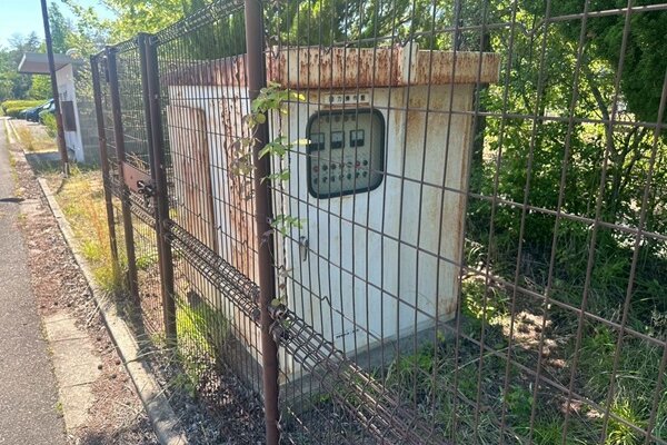 岡山県高梁市・M社｜工場に設置されている浄化槽操作盤塗装工事 施工前 (6)