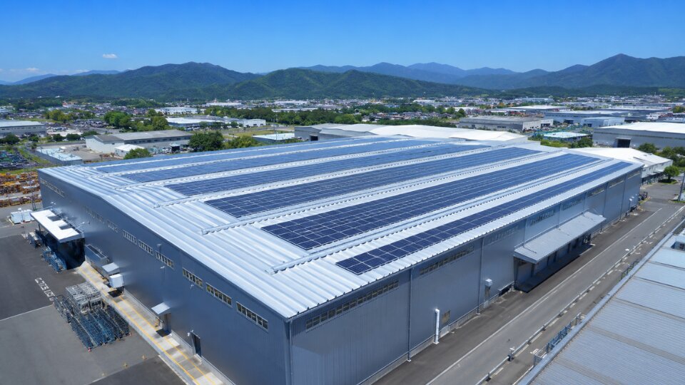 太陽光パネルを設置した工場